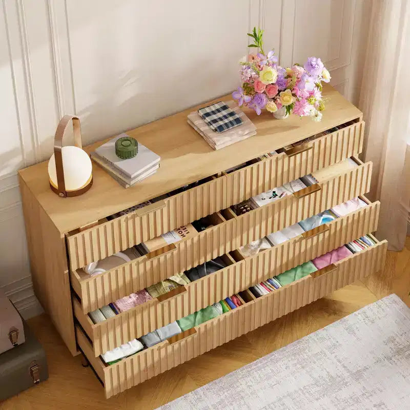 Commode, 8 tiroirs, 55 po de large, moderne en bois avec poignées en métal, naturelle