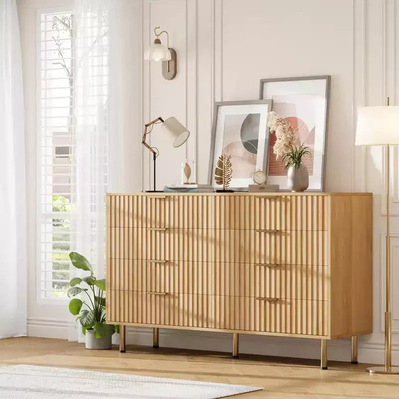 Commode, 8 tiroirs, 55 po de large, moderne en bois avec poignées en métal, naturelle