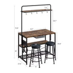 Îlot de cuisine avec prise de courant et 2 tabourets de bar, étagère de boulanger industrielle avec 3 niveaux et 5 crochets, meuble à micro-ondes pour bar à café pour salle à manger