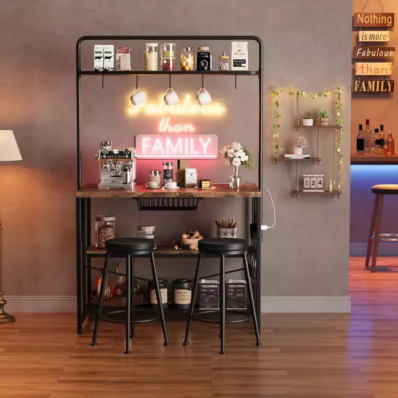 Îlot de cuisine avec prise de courant et 2 tabourets de bar, étagère de boulanger industrielle avec 3 niveaux et 5 crochets, meuble à micro-ondes pour bar à café pour salle à manger