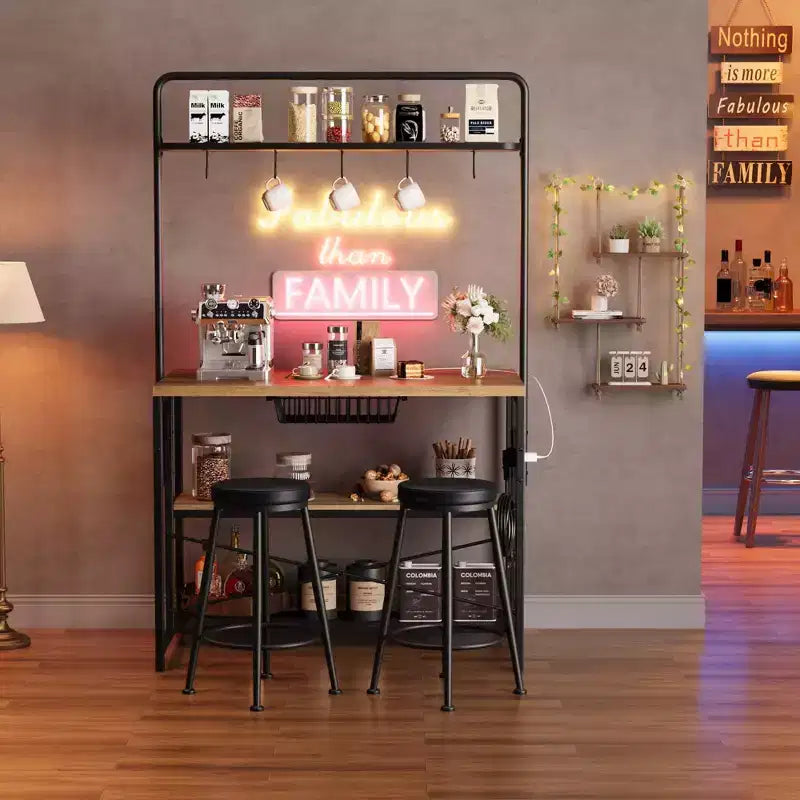 Îlot de cuisine avec prise de courant et 2 tabourets de bar, étagère de boulanger industrielle avec 3 niveaux et 5 crochets, meuble à micro-ondes pour bar à café pour salle à manger