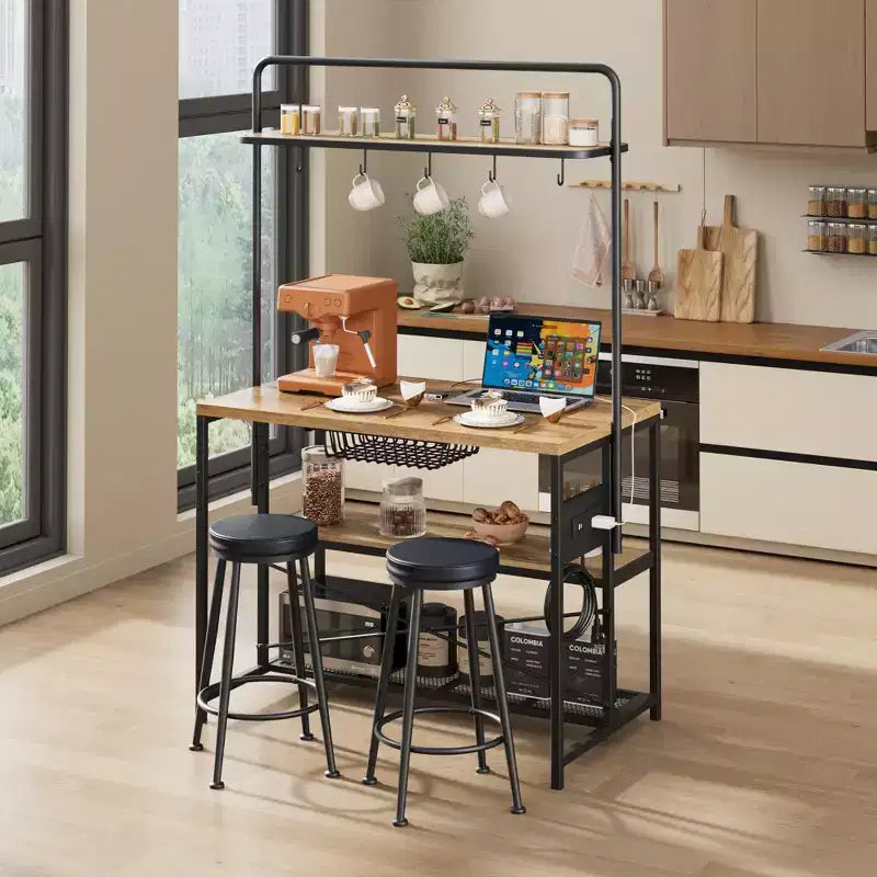 Îlot de cuisine avec prise de courant et 2 tabourets de bar, étagère de boulanger industrielle avec 3 niveaux et 5 crochets, meuble à micro-ondes pour bar à café pour salle à manger