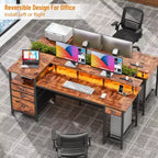 Bureau d'ordinateur de 60 pouces avec station de charge, bureau de jeu réversible, lumières LED, meuble de classement, support d'écran, bureau à domicile marron rustique, 4 tiroirs, étagère