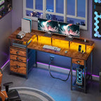 Bureau d'ordinateur de 60 pouces avec station de charge, bureau de jeu réversible, lumières LED, meuble de classement, support d'écran, bureau à domicile marron rustique, 4 tiroirs, étagère