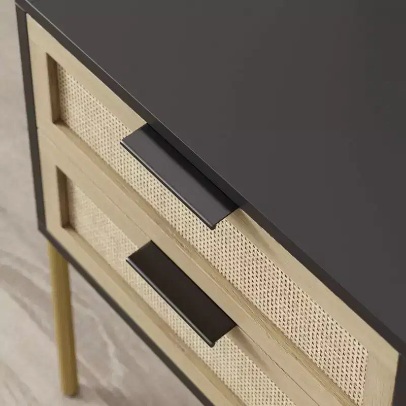 Table de chevet à tiroirs en rotin noir mat : Quincaillerie en laiton doré, pieds en métal durable