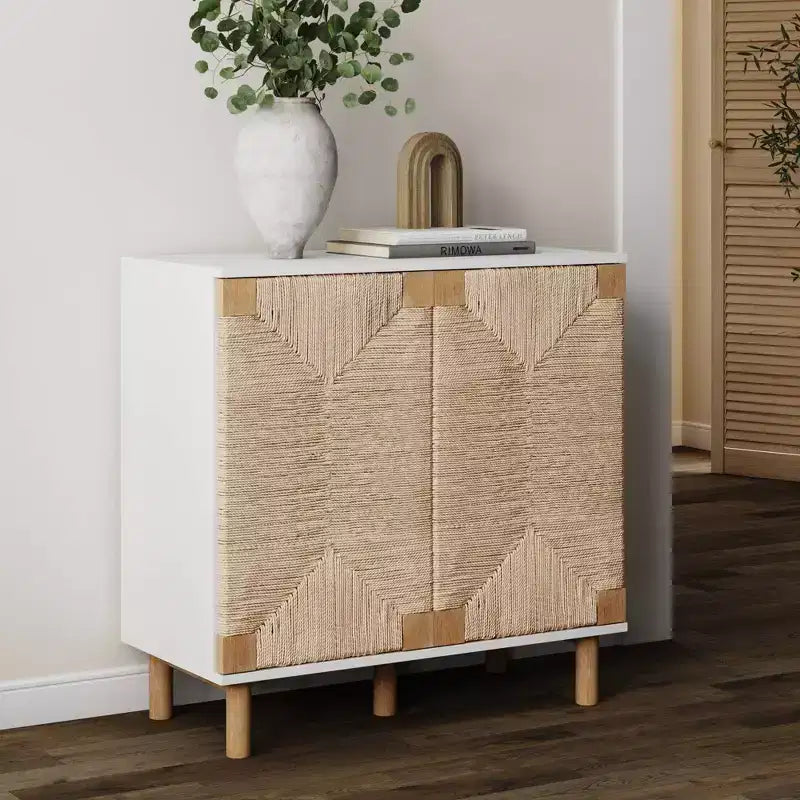 Meuble de rangement en bois et jonc de mer blanc : Surface plaquée, étagère fixe, assemblage par un adulte requis