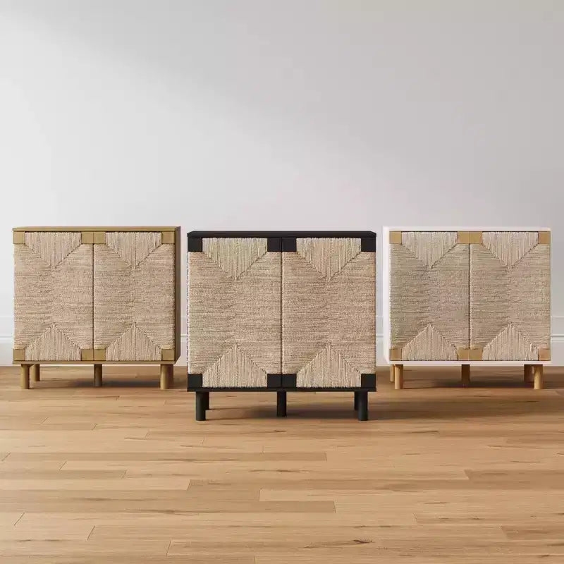 Meuble de rangement en bois et jonc de mer blanc : Surface plaquée, étagère fixe, assemblage par un adulte requis