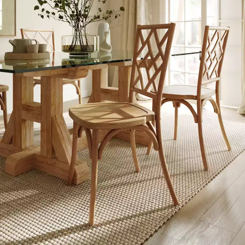 Chaises de salle à manger empilables de qualité commerciale en bois massif Brooklyn avec dossier orné - Lot de 2