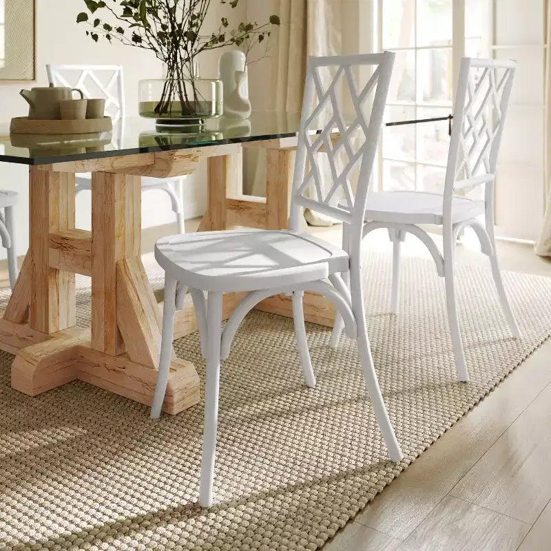 Chaises de salle à manger empilables de qualité commerciale en bois massif Brooklyn avec dossier orné - Lot de 2