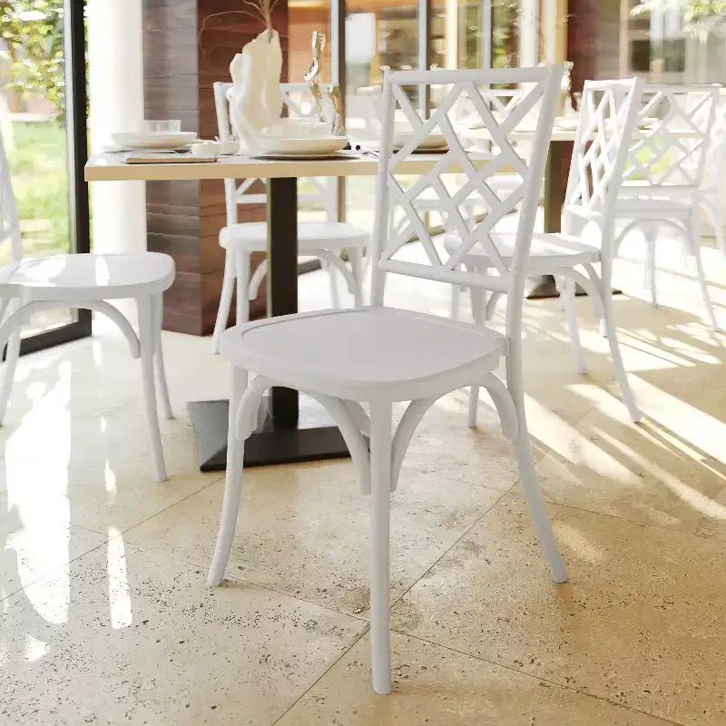 Chaises de salle à manger empilables de qualité commerciale en bois massif Brooklyn avec dossier orné - Lot de 2