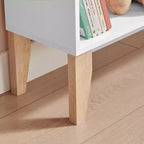Bibliothèque autoportante blanche en forme de maison de poupée à 8 compartiments pour livres d'enfants ou figurines, avec pieds en hêtre