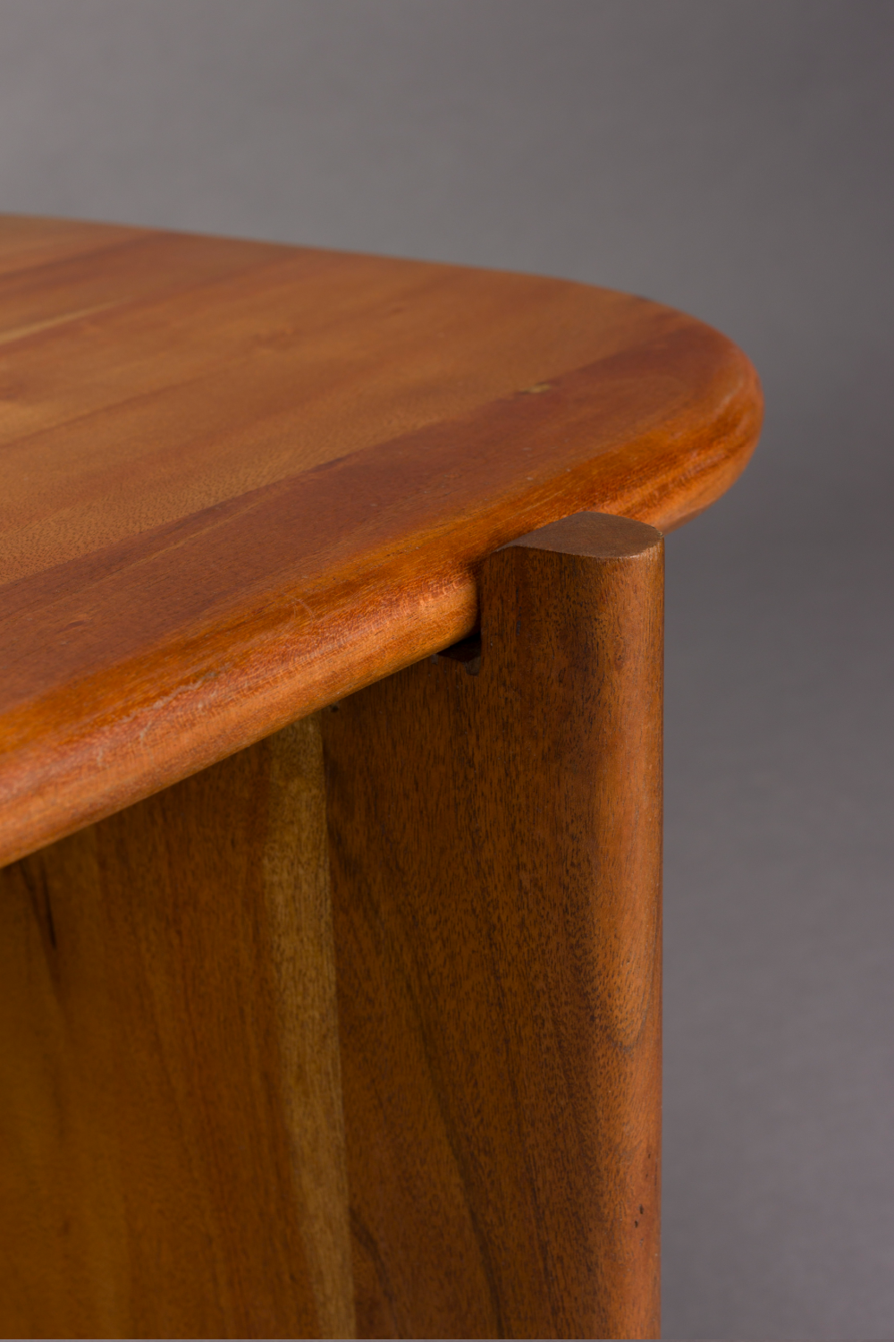 Table basse à piètement oblique