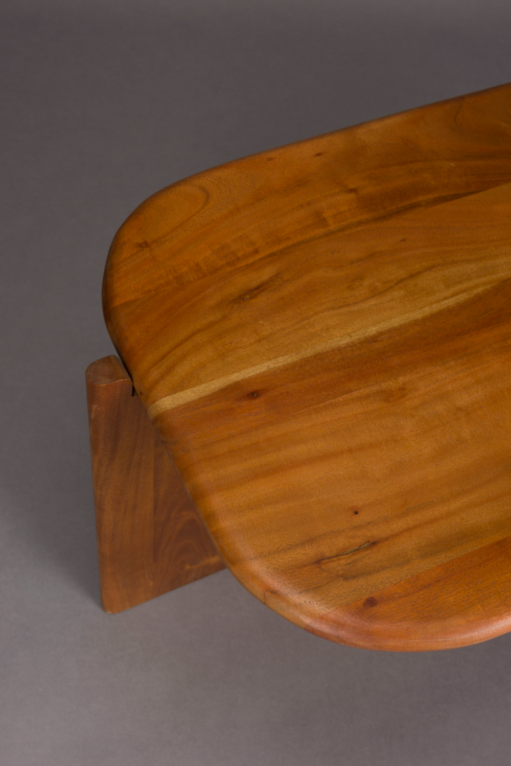 Table basse à piètement oblique