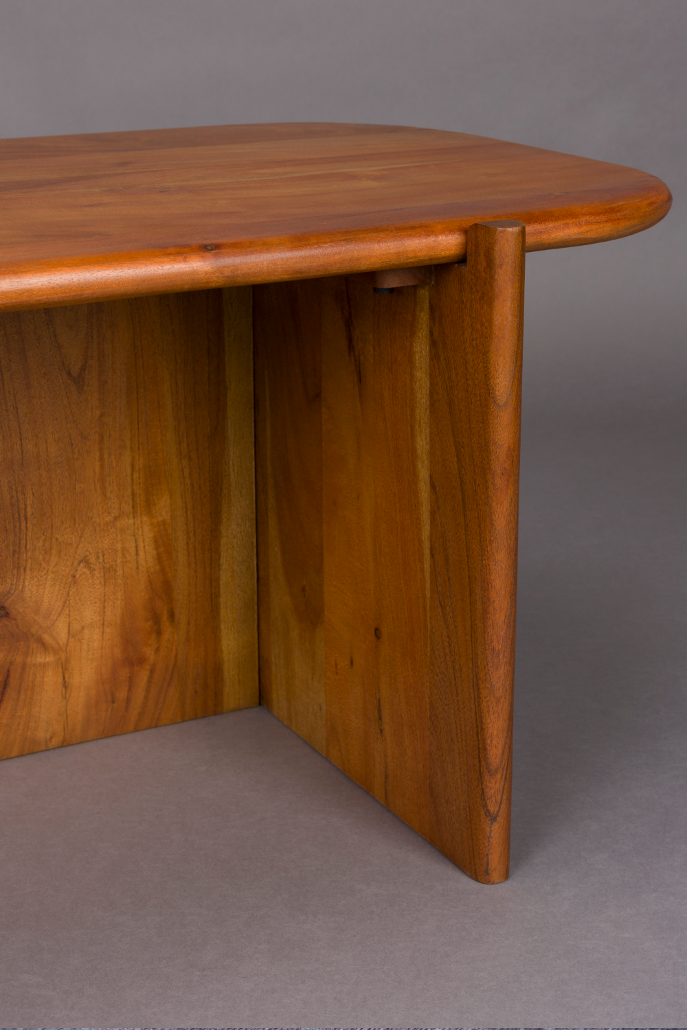 Table basse à piètement oblique