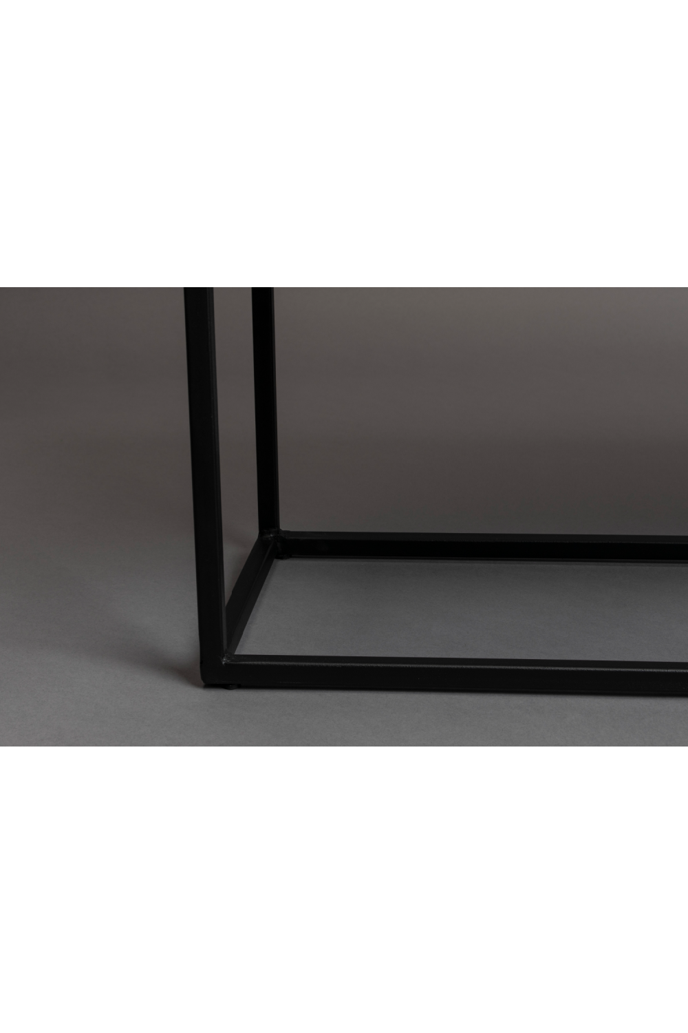 Console noire avec étagères