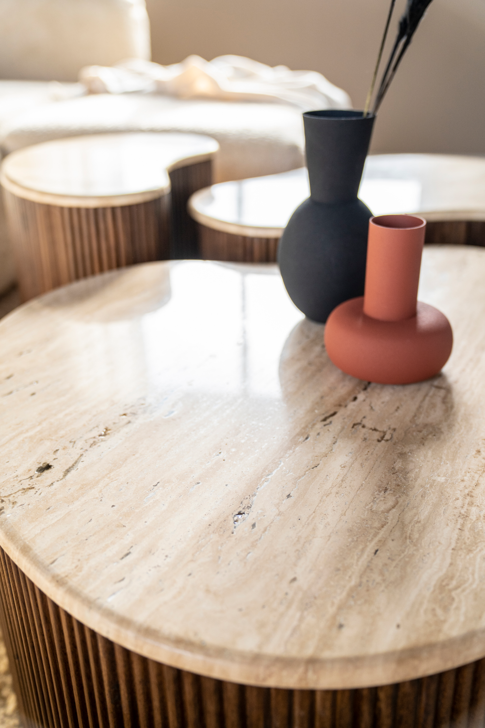 Table basse organique en travertin
