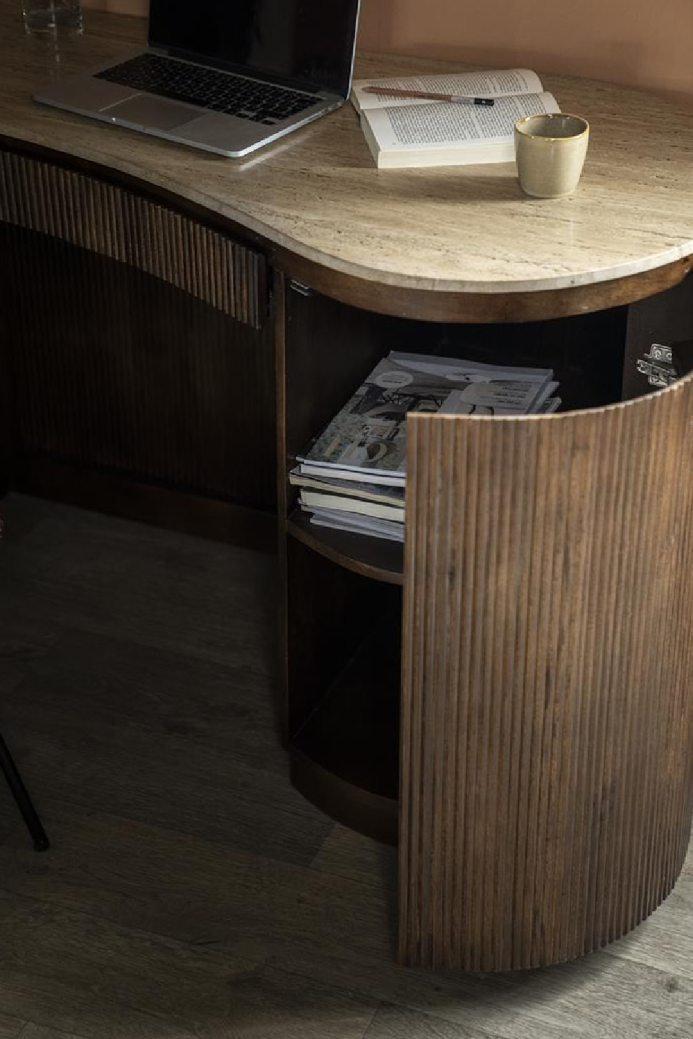 Bureau en travertin aux formes organiques