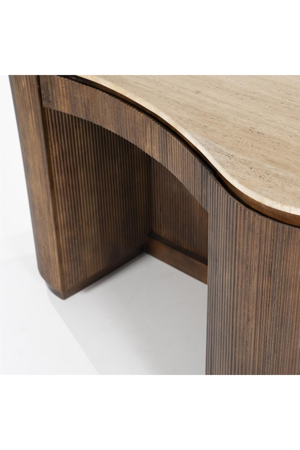Bureau en travertin aux formes organiques