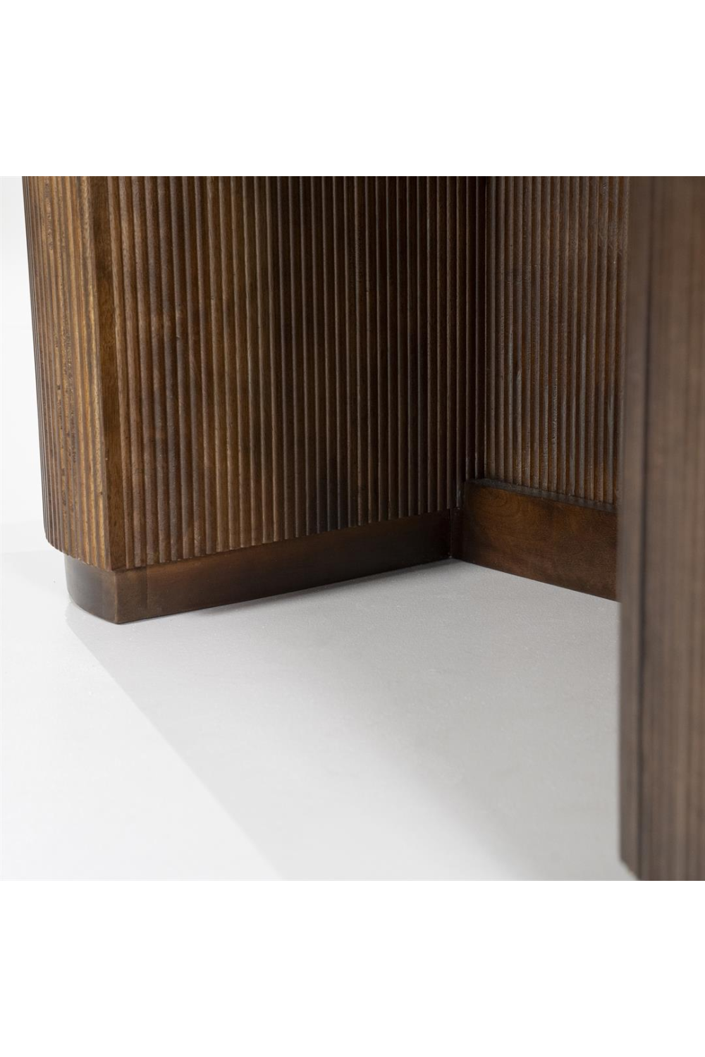 Bureau en travertin aux formes organiques