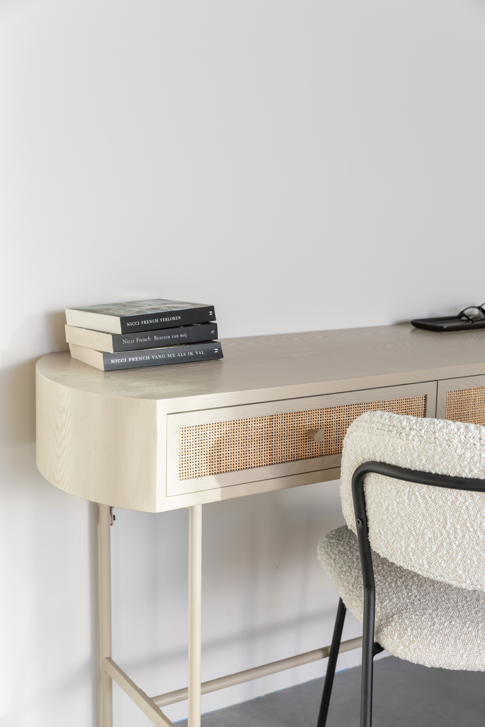 Console beige avec tiroirs
