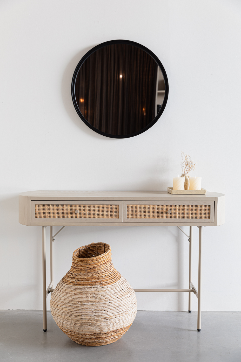 Console beige avec tiroirs