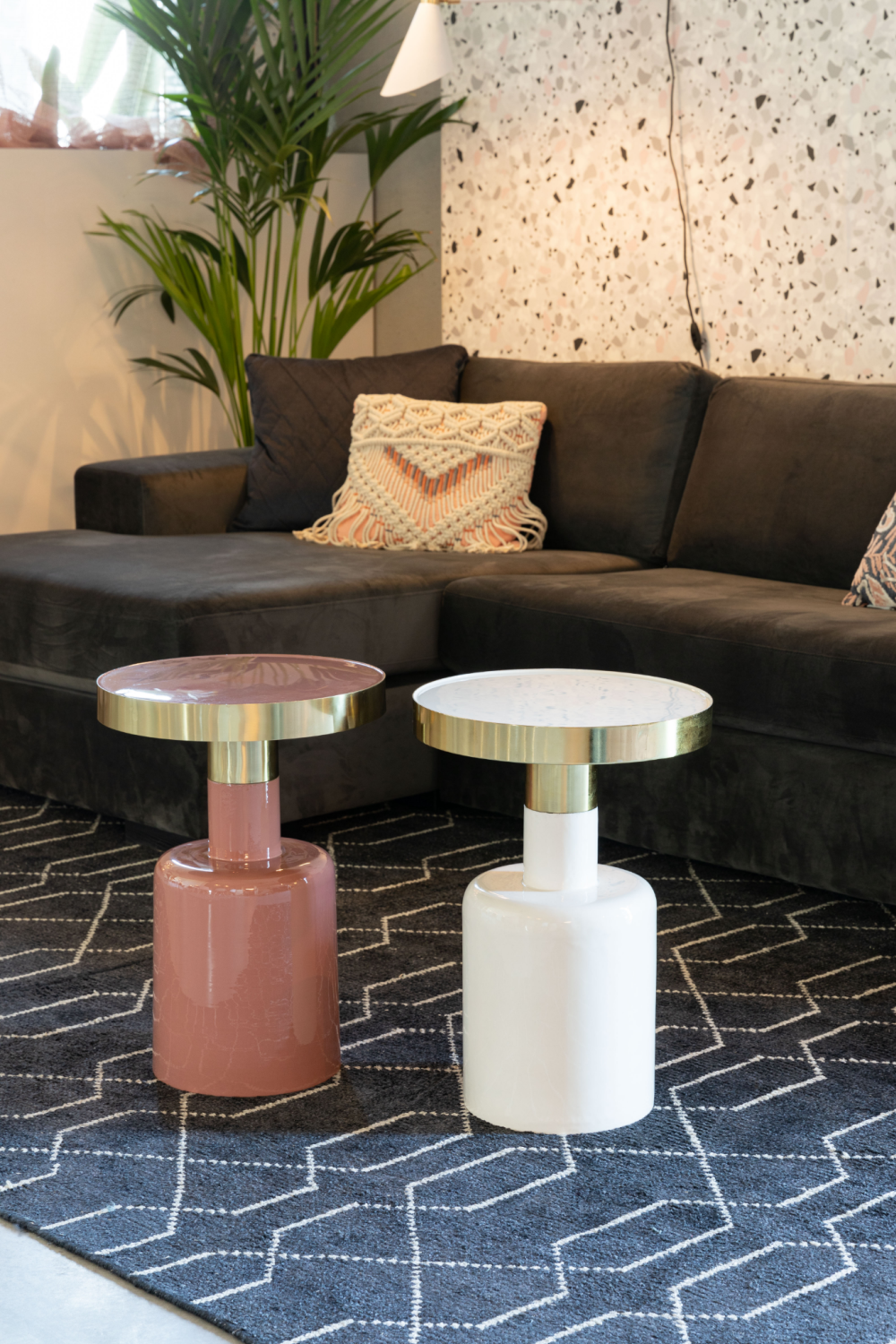 Table d'appoint sculpturale en émail rose