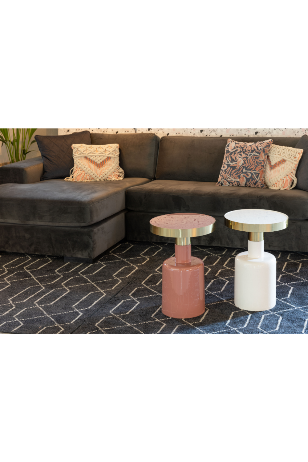 Table d'appoint sculpturale en émail rose