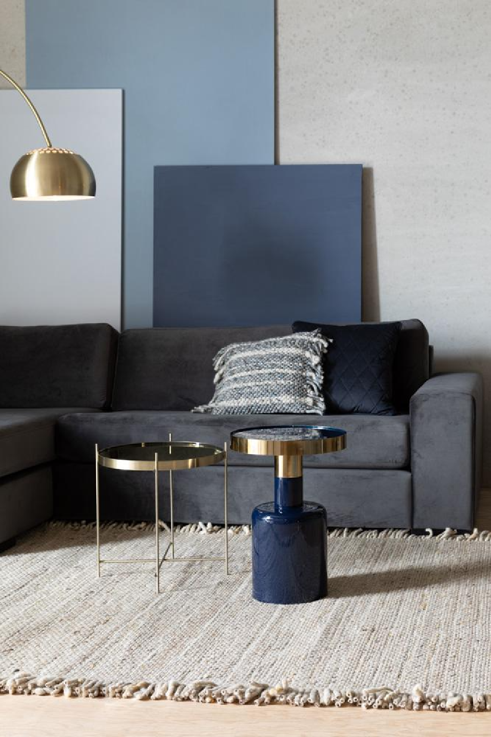 Table d'appoint sculpturale en émail bleu