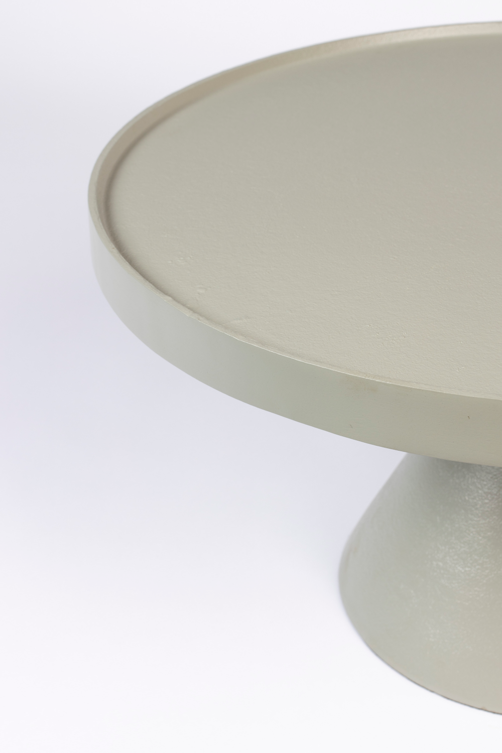 Table basse à piètement conique